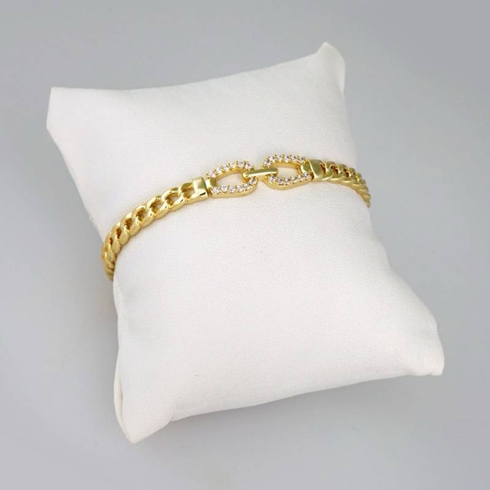 Elegant Gold Bracelet with Crystal Accents